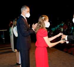 Su Alteza Real la Princesa de Asturias y de Girona hace entrega del Premio FPdGi Artes y Letras 2020 a Guillermo García López